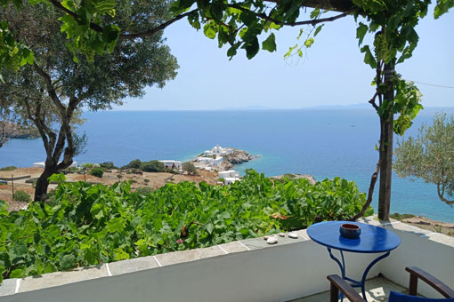 Balcon avec vue sur le monastère de Chryssopigi