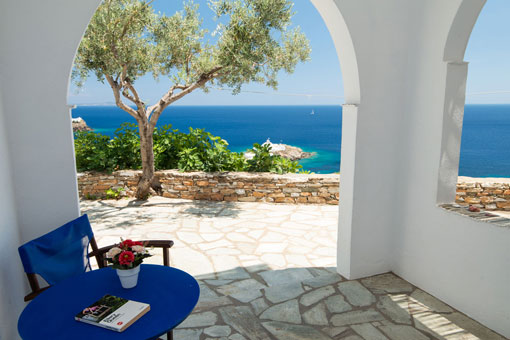 Balcon avec vue sur le monastère de Chryssopigi