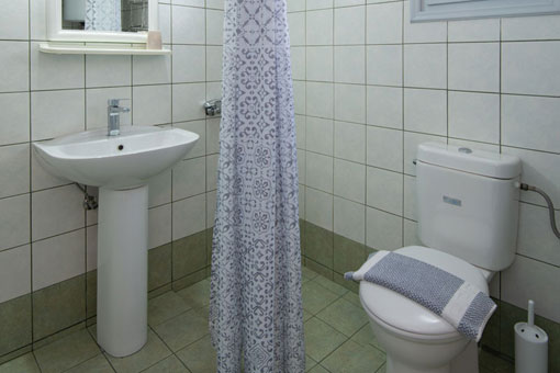 Το μπάνιο του διαμερίσματος στα καταλύματα Ρουμπίνα στην Σίφνο