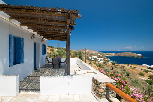 Grande cour avec vue à Chrissopigi à Sifnos