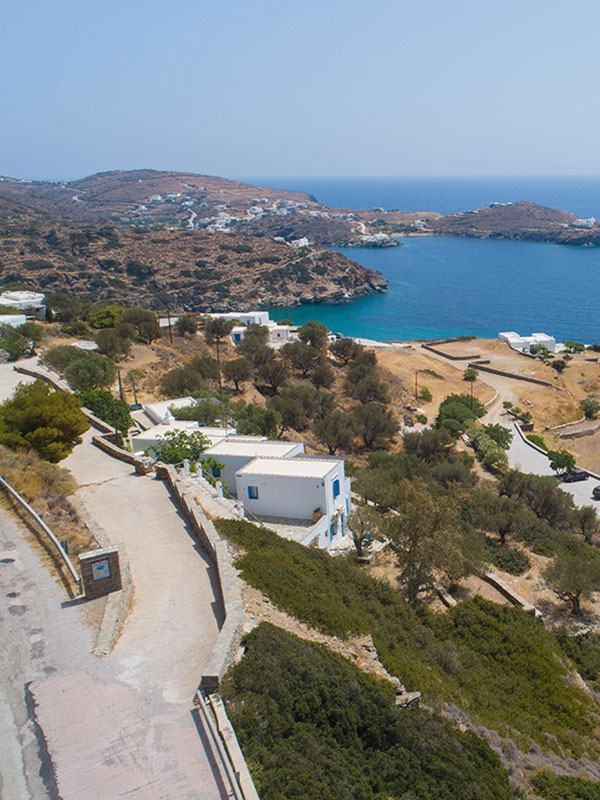 Vue sur le monastère de Chryssopigi à Sifnos